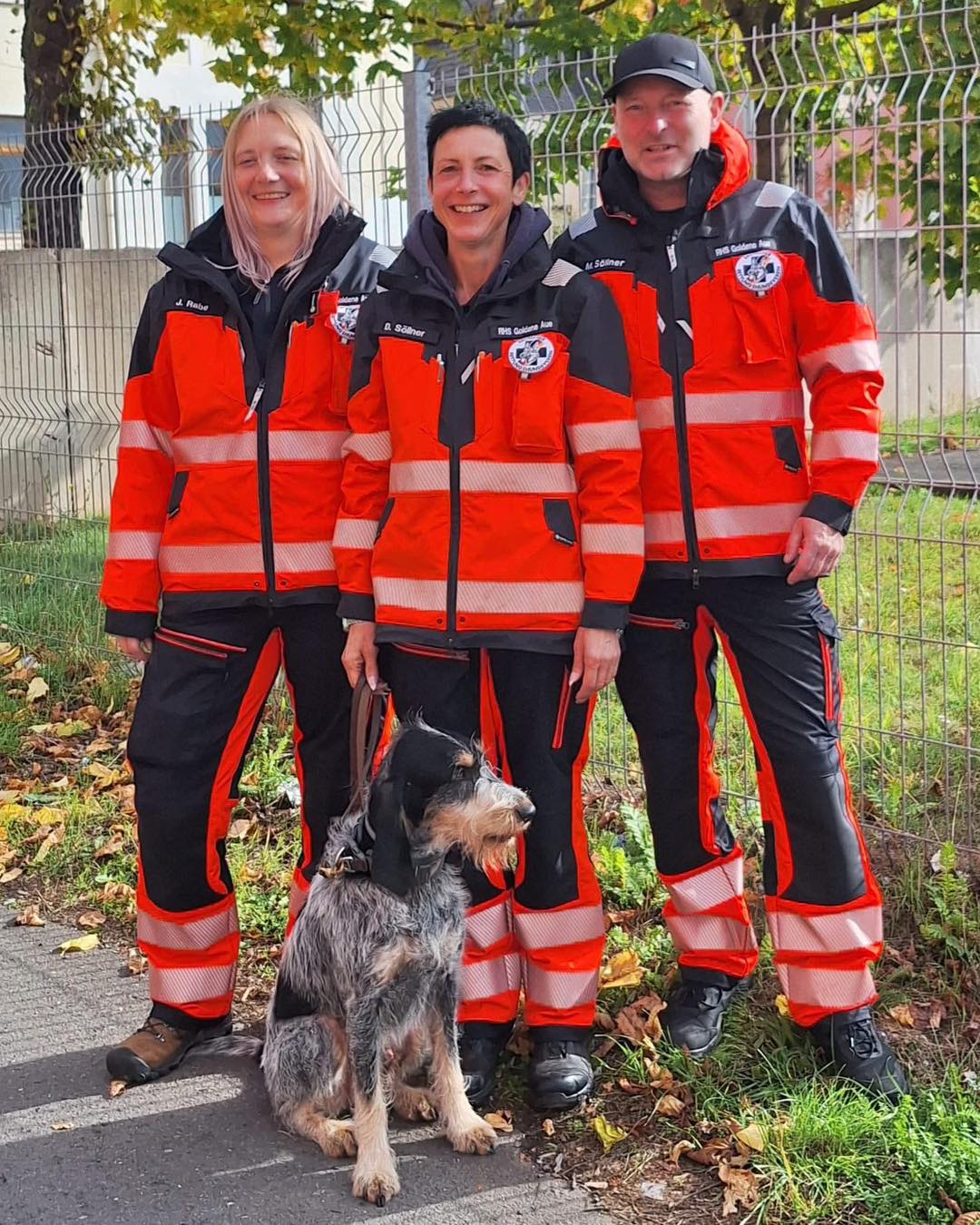 Diana und Echo vBG haben sich erneut der Mantrailerprüfung gestellt und waren erfolgreich. Wir gratulieren Euch von Herzen! Weiter so! 🤗🩵❤️#rettungshundestaffelgoldeneaue #chienscourants #mantrailer #mantrailing #traildogs #griffonbleudegascogne #griffonbleu #bleudegascogne #laufhund #laufhunde #französischerlaufhund #hounds #scenthound #vombergischengeläut #lautejagd #drückjagd #jagdhund #nachsuche #jagdgebrauchshund #rettungshunde #jagdgefährte #bracke #försterhund #försterin #förster #searchandrescuedog #dogswithjobs #dogswithjobsk9